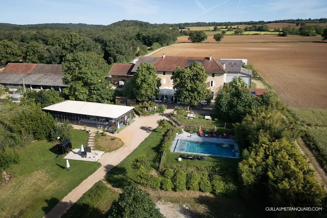 Vue aérienne du Domaine des Plagnes avec sa bâtisse en pierre, son orangerie, sa piscine et ses jardins