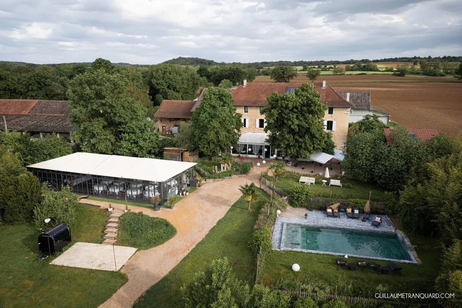 Vue aérienne du Domaine des Plagnes avec la maison, l'Orangerie, la piscine et les jardins