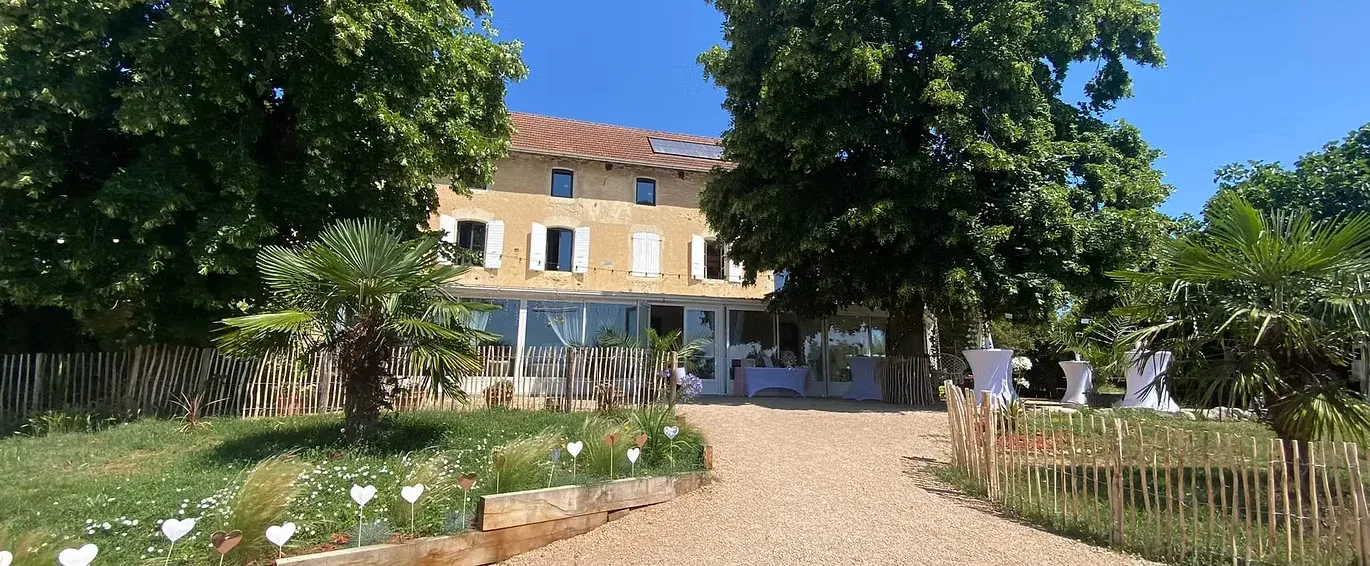 Façade du Domaine des Plagnes et son Orangerie — lieu de séminaire et événements d'entreprise en Isère