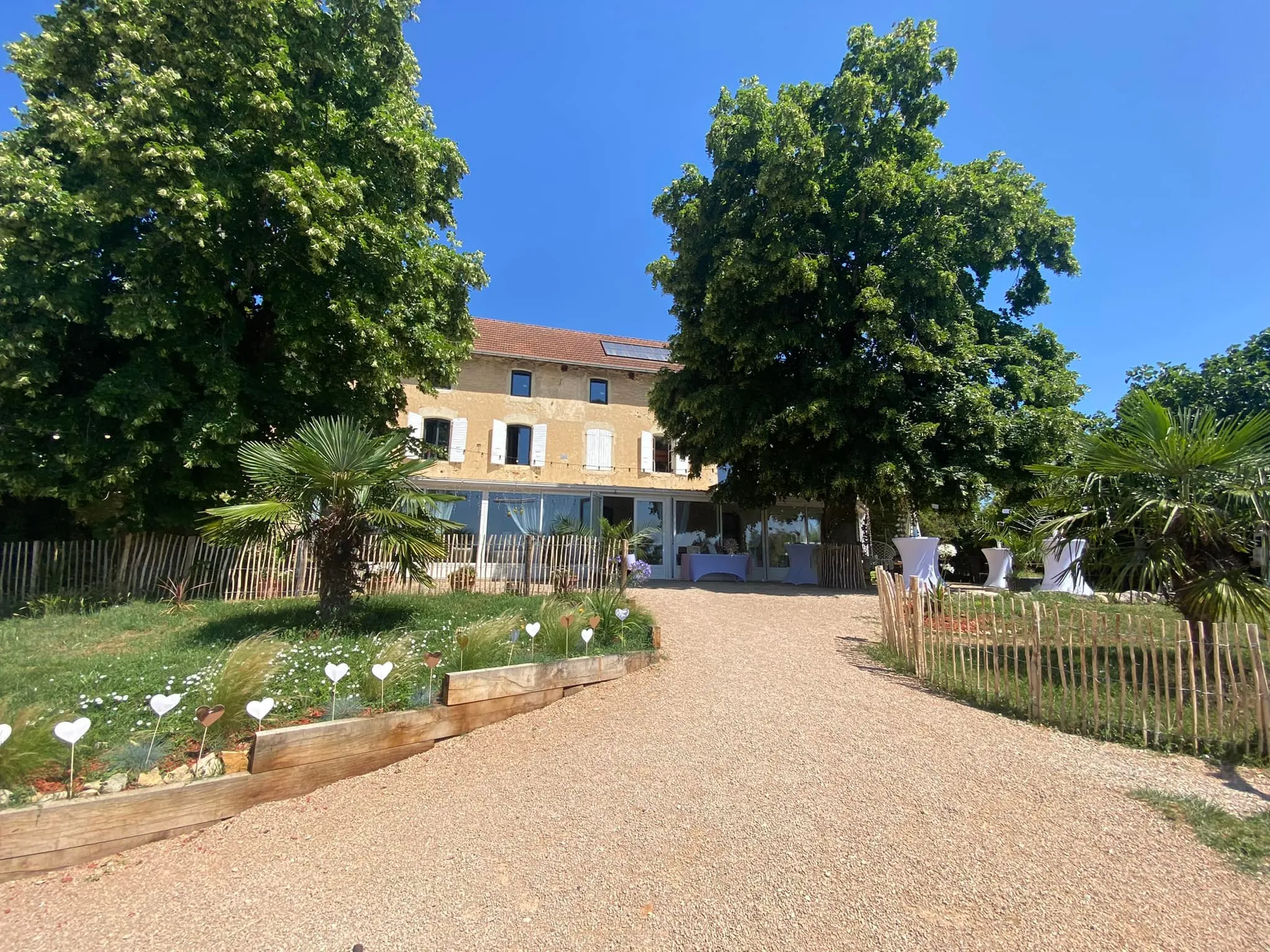 Cour arborée devant la maison de maître du Domaine des Plagnes