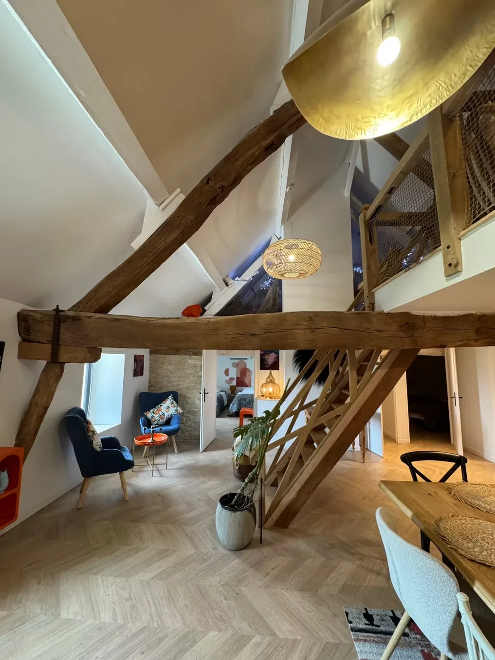 Hall du Gîte Mandarine avec poutres sablées, escalier en bois et parquet point de Hongrie