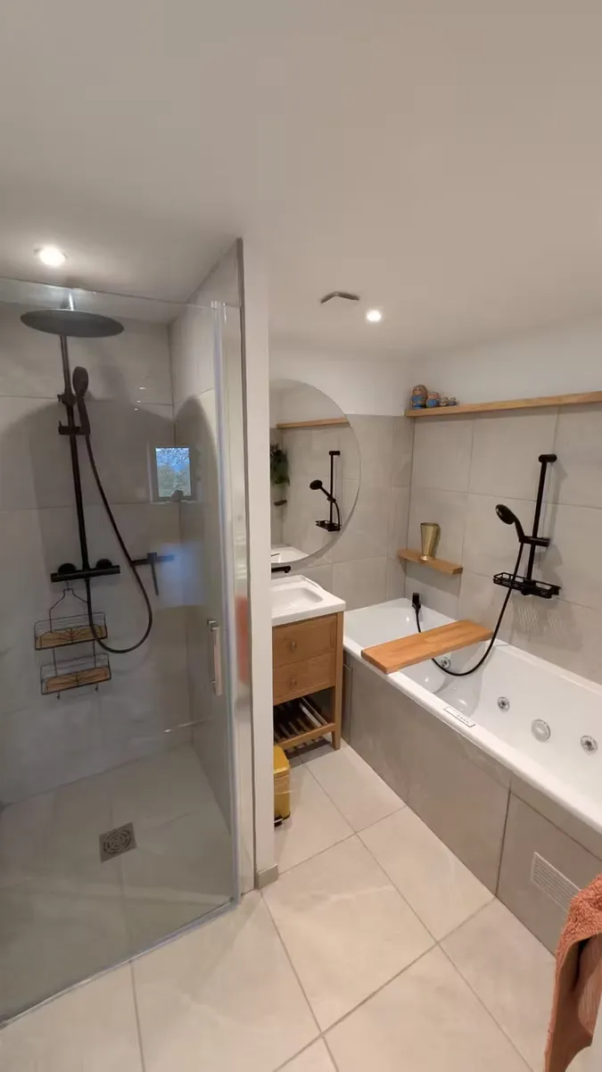 Salle de bain avec douche à l'italienne et baignoire balnéo