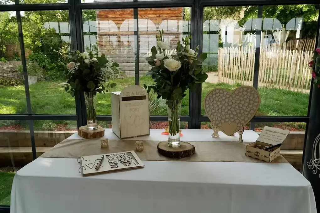 Table du livre d'or décorée de fleurs blanches dans l'Orangerie