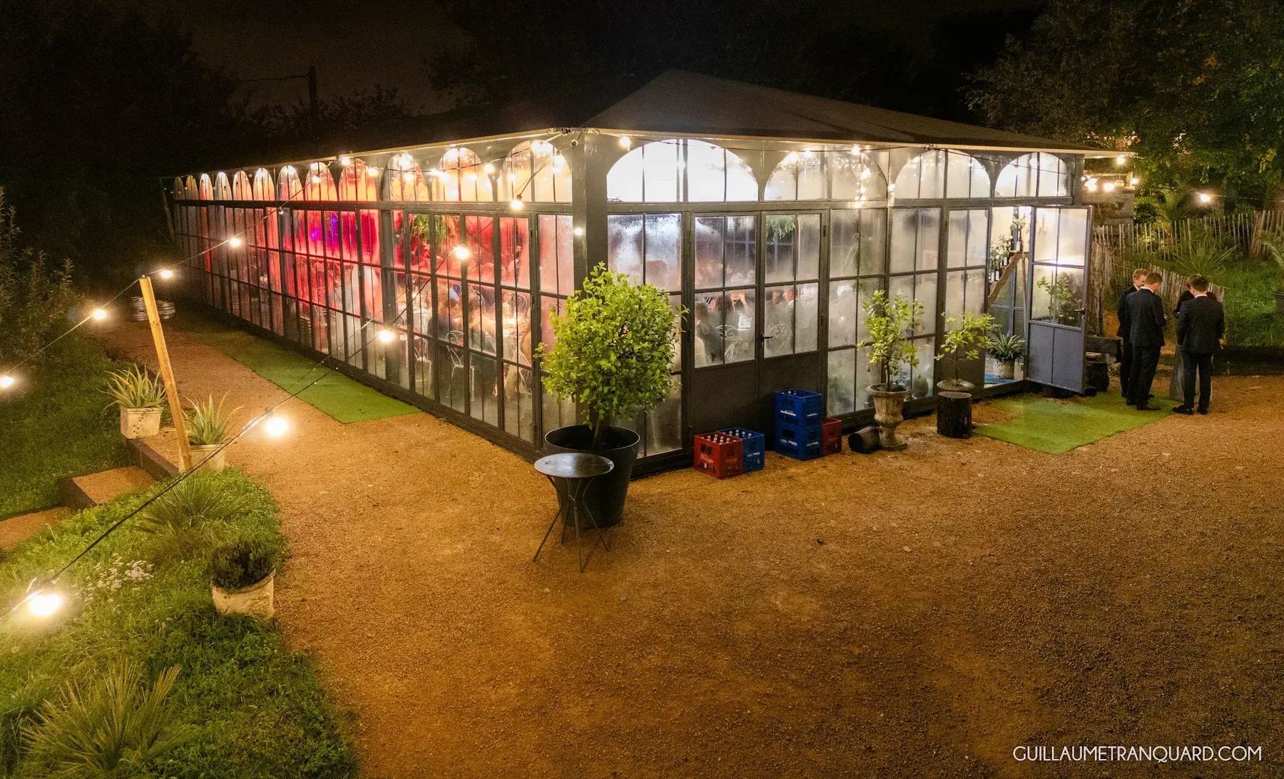 Orangerie illuminée pendant une réception nocturne