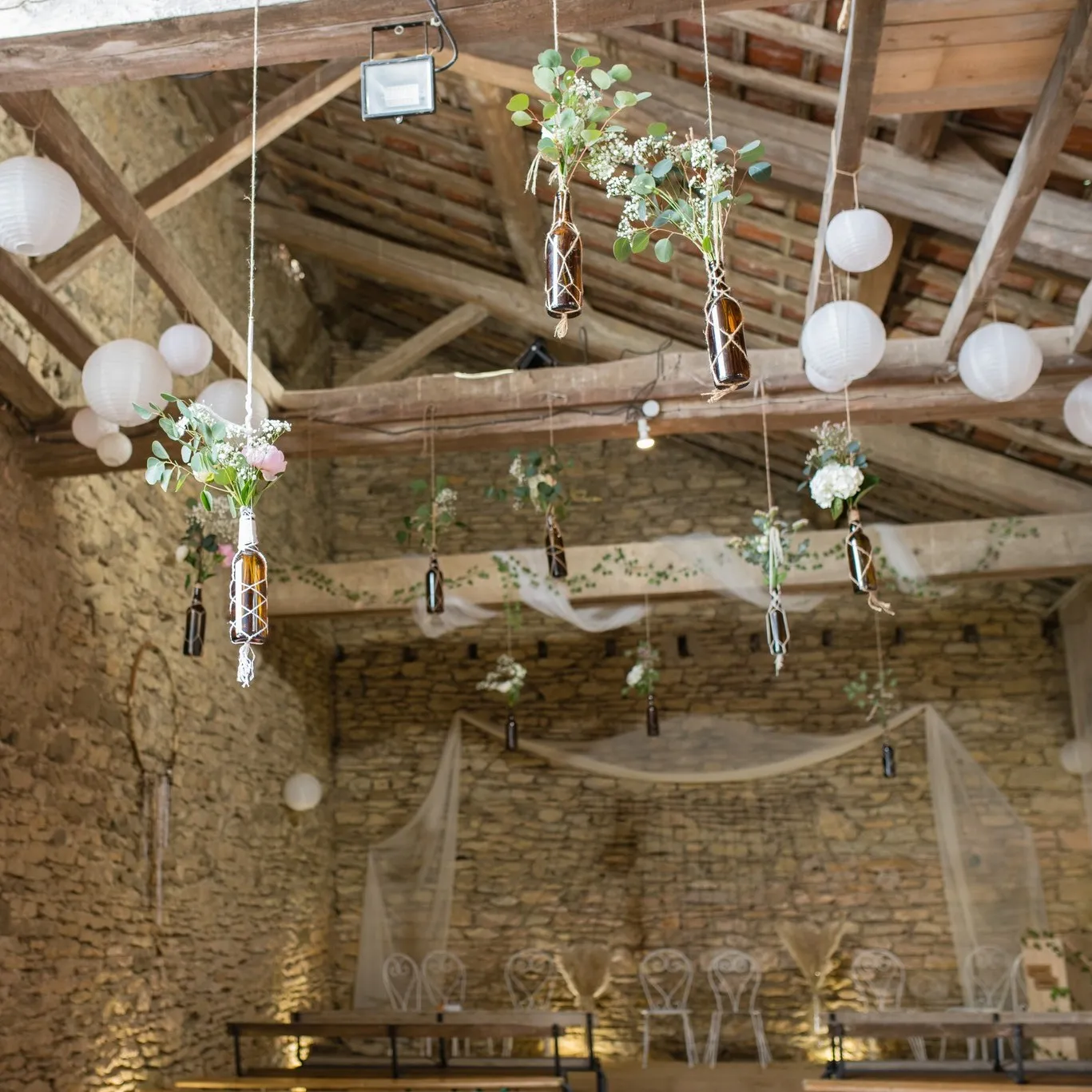 Préau en pierres décoré de lanternes blanches