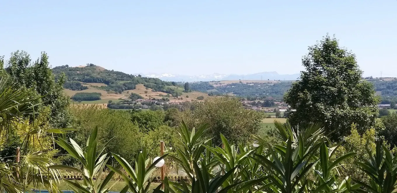 Vue dégagée sur les reliefs des Alpes depuis le Domaine des Plagnes